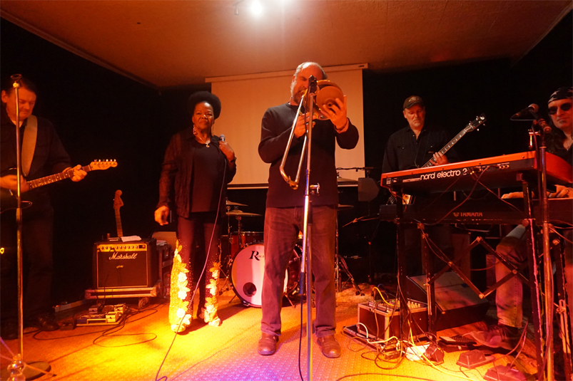 Die SSJ Houseband und Janice Harrington & Werner G&uuml;rtler